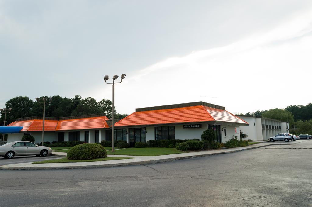 ซูเปอร์ 8 บาย วินด์แฮม แบตเทิลโบโร / ร็อกกี เมาน์ต Hotel Battleboro ภายนอก รูปภาพ