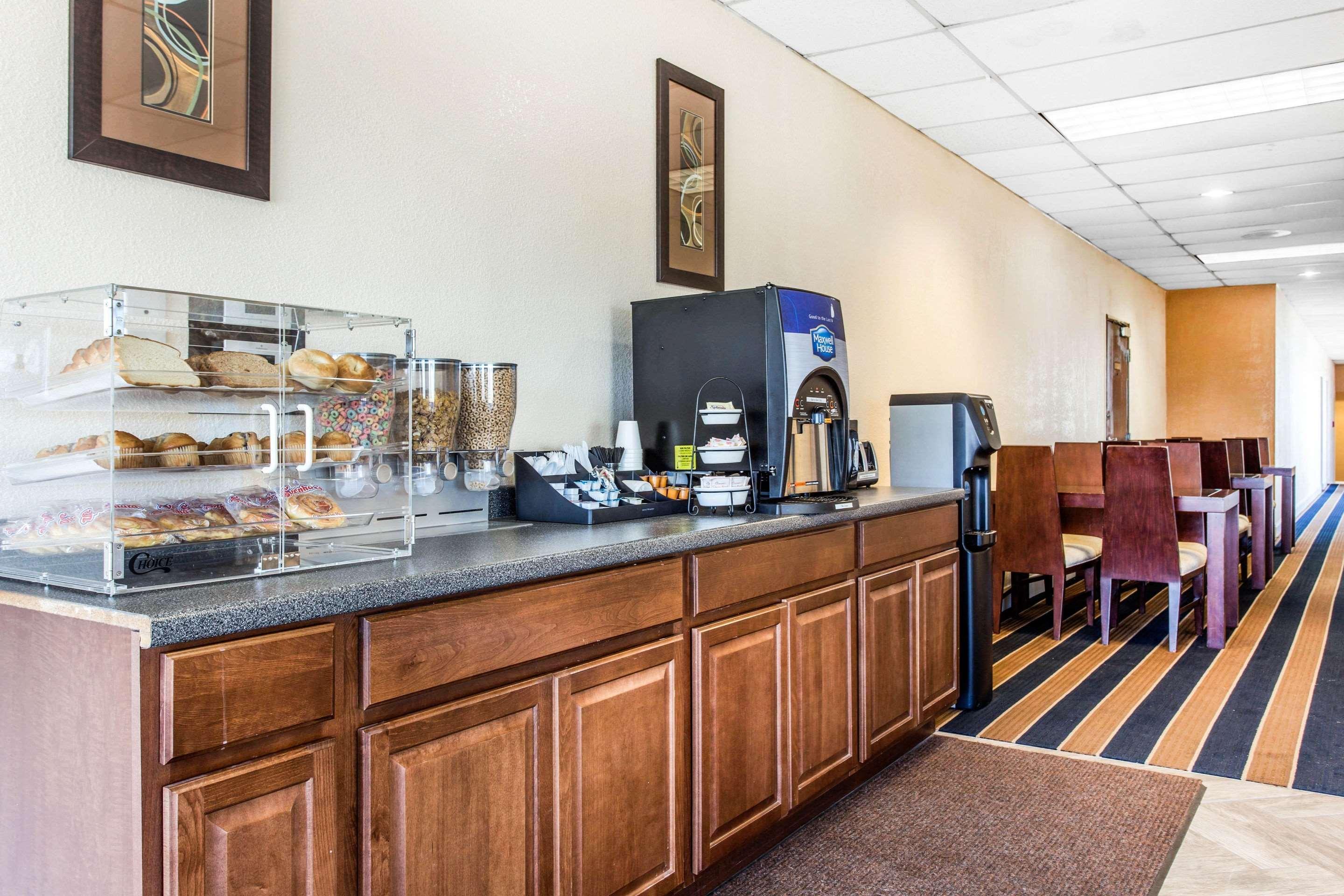 ซูเปอร์ 8 บาย วินด์แฮม แบตเทิลโบโร / ร็อกกี เมาน์ต Hotel Battleboro ภายนอก รูปภาพ