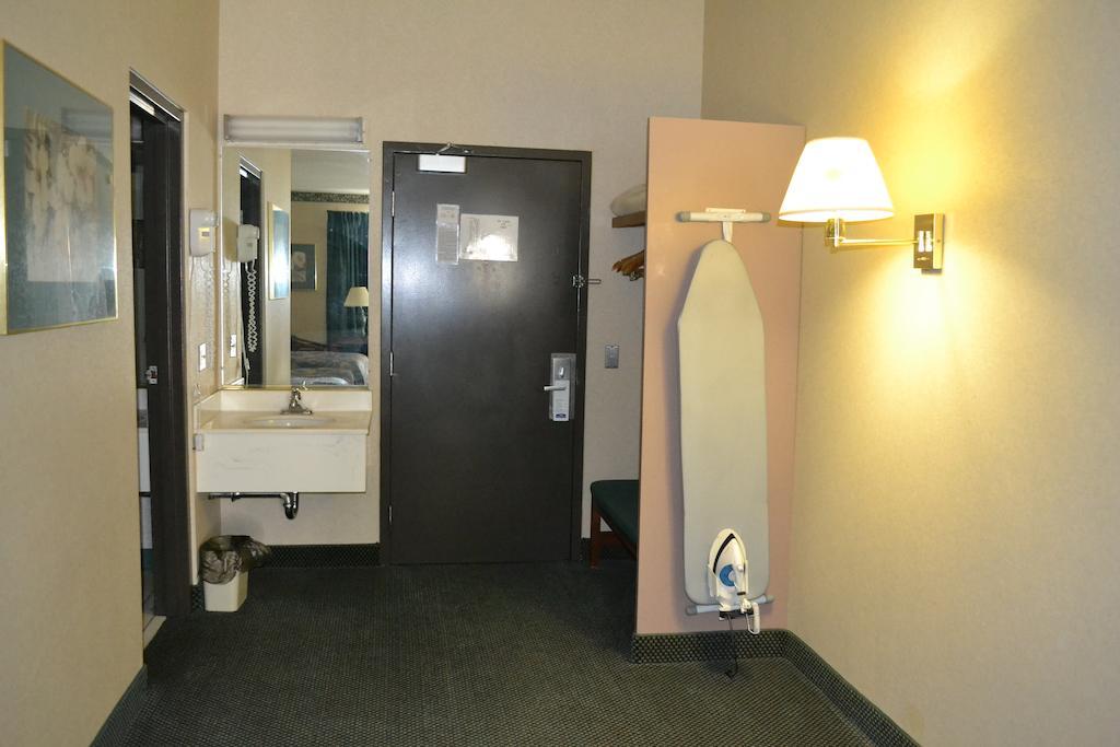 ซูเปอร์ 8 บาย วินด์แฮม แบตเทิลโบโร / ร็อกกี เมาน์ต Hotel Battleboro ภายนอก รูปภาพ