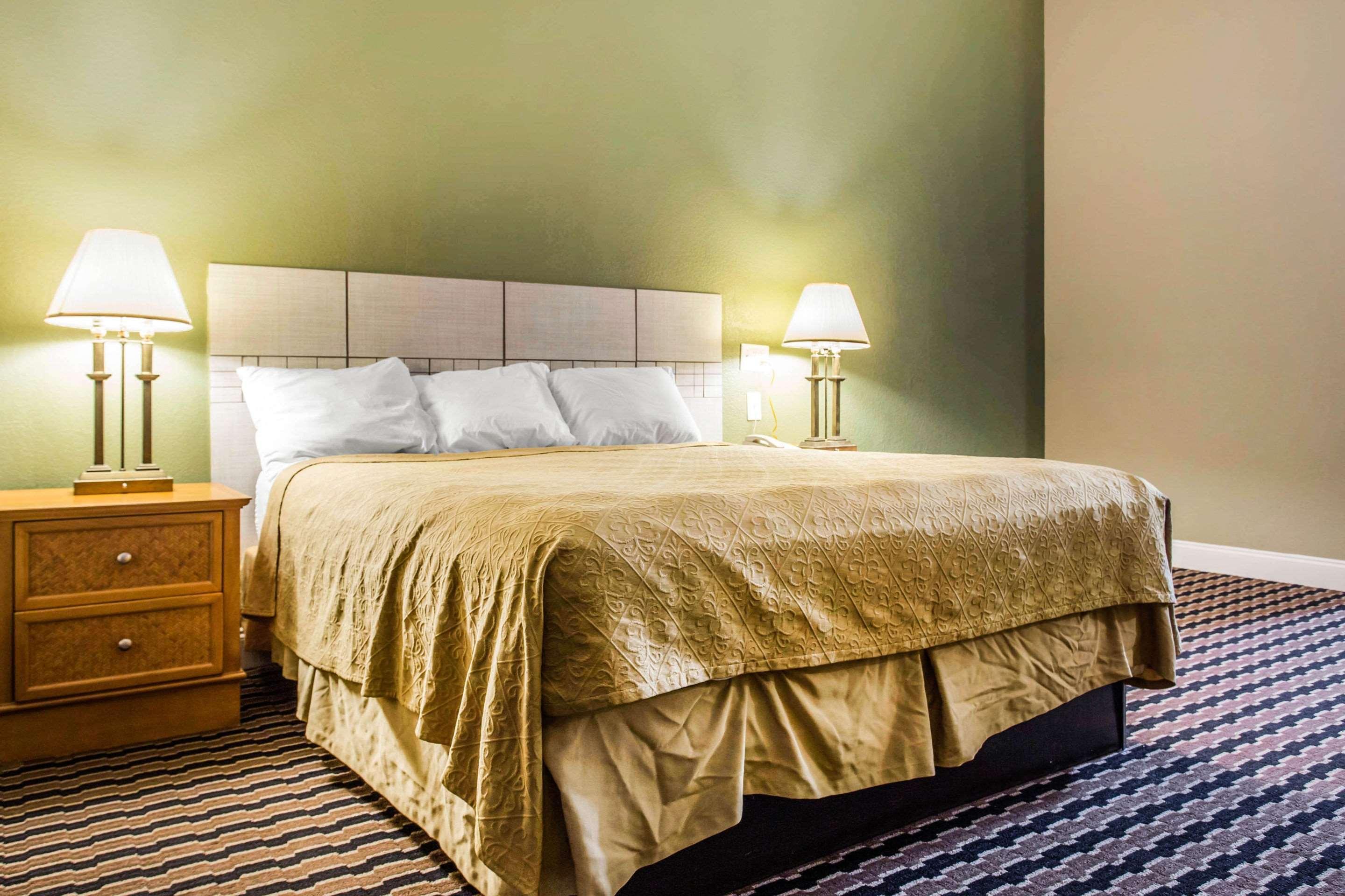ซูเปอร์ 8 บาย วินด์แฮม แบตเทิลโบโร / ร็อกกี เมาน์ต Hotel Battleboro ภายนอก รูปภาพ
